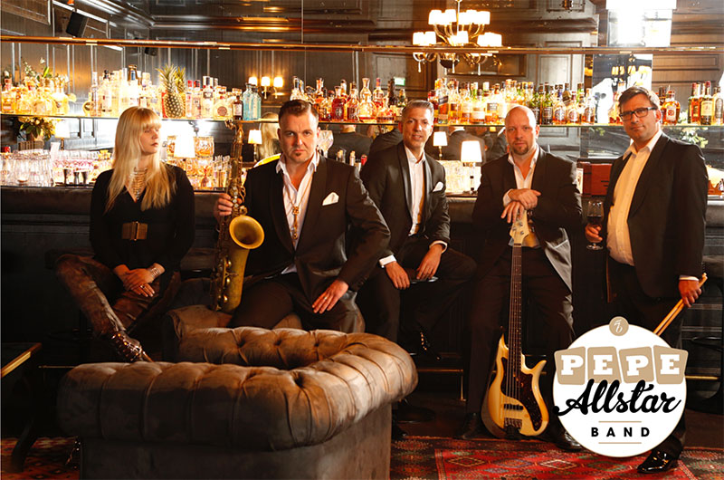 Pepe Allstar Band steht mit Ihren Instrumenten an einer Hotelbar